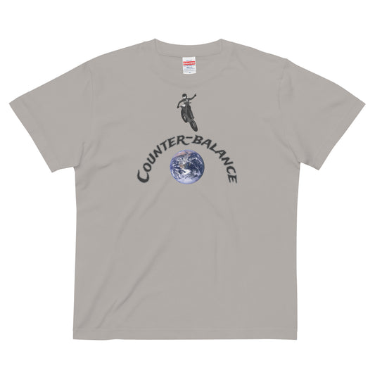 E017 - Tシャツ/レギュラーフィット (ユニバーサルジャンプ : グレー/チャコール)
