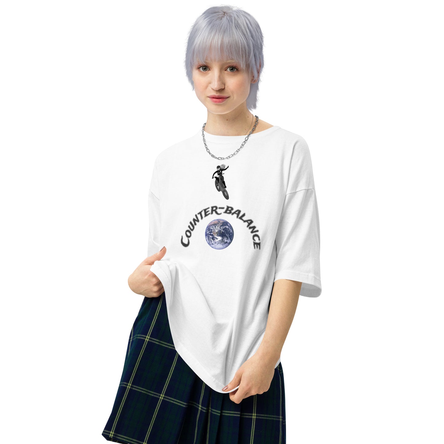 E226 - T-shirt/Oversized (Universal jump/woman : White/Black)