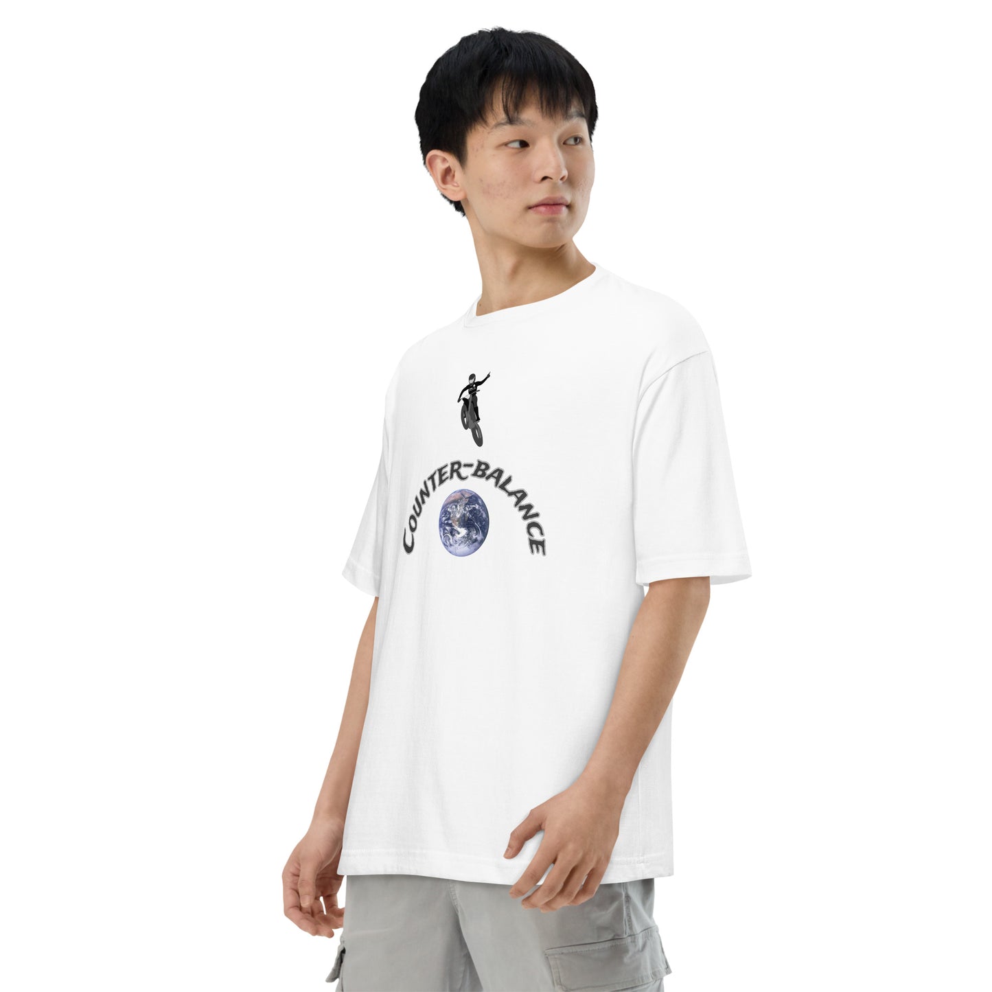 E216 - T-shirt/Siluet besar (Lompat angkasa : Putih/Hitam)